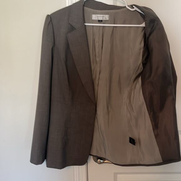 Tahari women’s brown/gray suit jacket. Size 14. - Picture 6 of 8